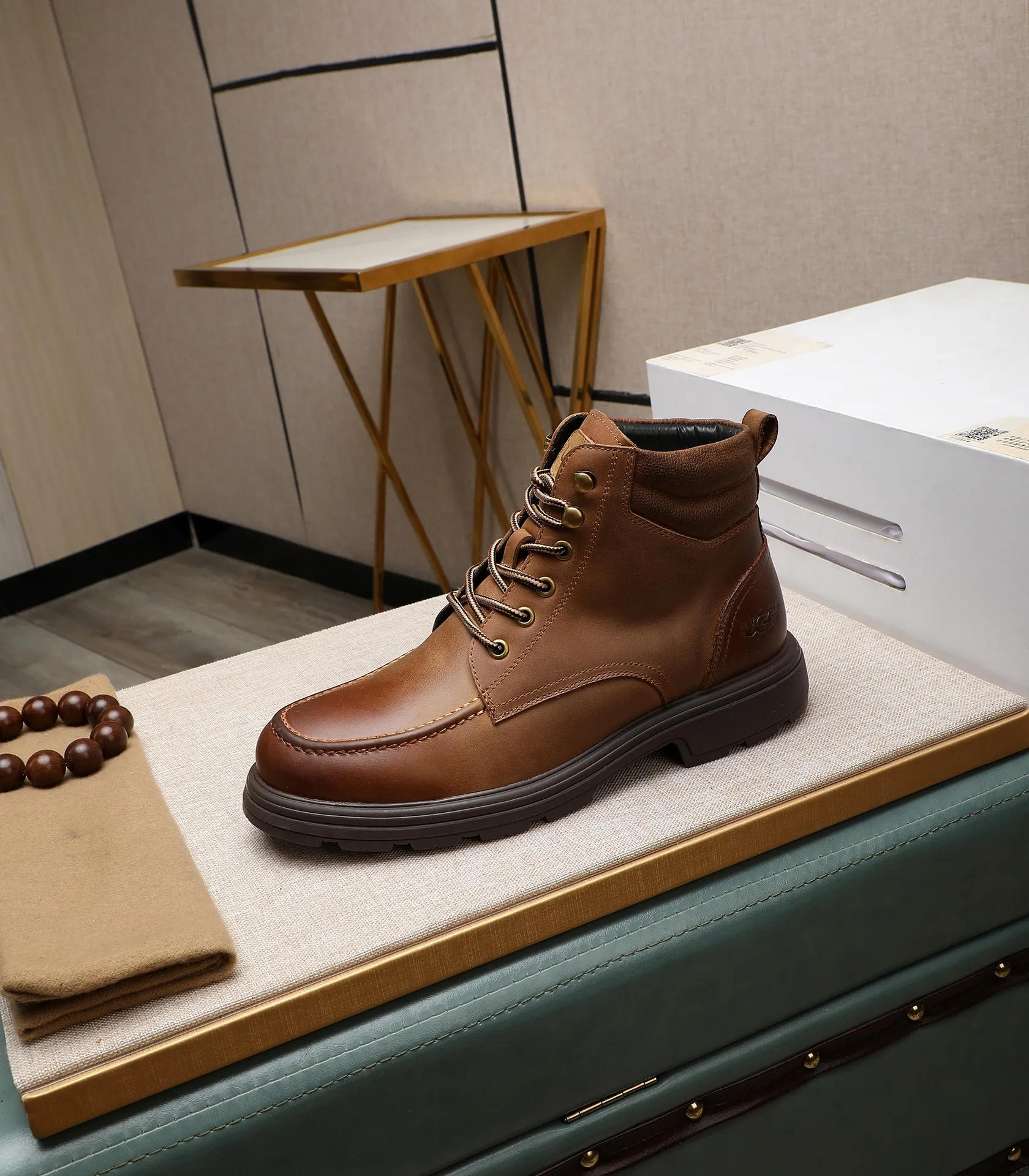 Men's men's shoes💰640 UGG (100% genuine wool lining, 10% off for fake ones) Please pay attention to the quality of the original order and compare the thickness of the wool🏮🏮Hot-selling UGG from Australia's warm luxury brand men's shoes, the official website is synchronized, Beckham men's style..., made of imported top-layer waxed cowhide, waxed toe cap, Australian real wool velvet lining Carefully sewn...Imported rubber Martin boots outsole (comfortable, soft and wear-resistant). I really like the quality..Exquisite workmanship. You can't put it down at first sight. Size 39-44
